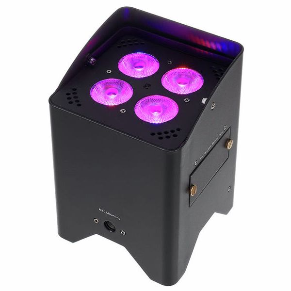 Le PAR LED AUTO ALIMENTÉE (l'unité) est une lampe de scène noire dotée de quatre ampoules LED violettes rondes dans un boîtier rectangulaire ventilé, présenté légèrement en hauteur.
