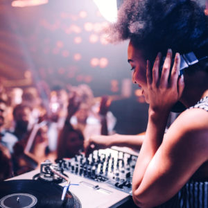 DJ PROFESSIONNEL AVEC SONO & LUMIERES