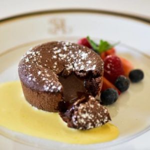 MI CUIT AU CHOCOLAT ET AUX ÉCLATS DE PRALINE ET À LA CRÈME ANGLAISE