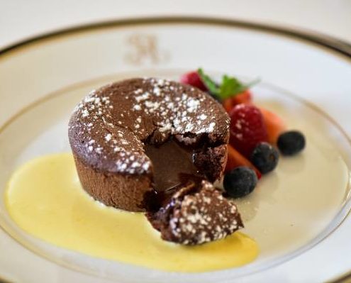 MI CUIT AU CHOCOLAT ET AUX ÉCLATS DE PRALINE ET À LA CRÈME ANGLAISE