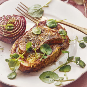 FOIE GRAS POËLLÉ SUR BRIOCHE ET CHUTNEY D'OIGNONS CARAMÉLISÉ