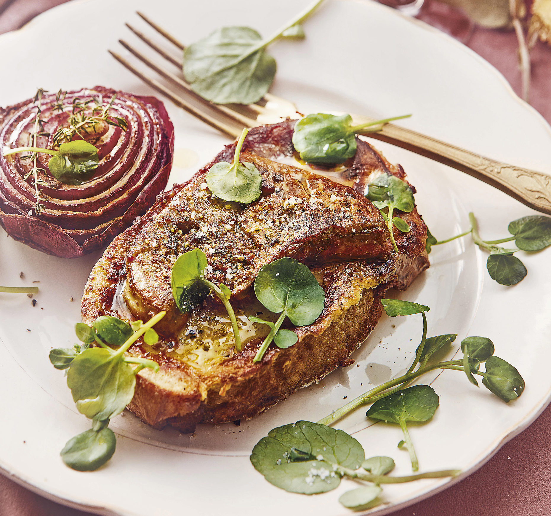 FOIE GRAS POËLLÉ SUR BRIOCHE ET CHUTNEY D'OIGNONS CARAMÉLISÉ