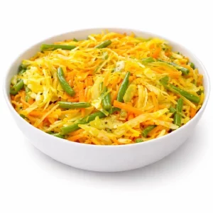 Un bol blanc rempli d'ACHARD DE LÉGUMES (Minimum de commande 5 parts 200g/part) - une salade colorée de chou râpé, de carottes et de haricots verts - sur un fond blanc.