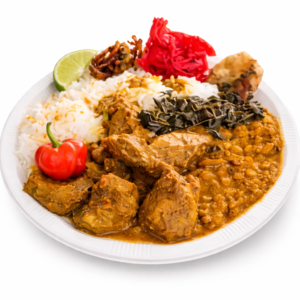 COLOMBO DE CABRI (Minimum de commande 5 parts - 300g la part) : un plat servi sur assiette blanche avec cabri, lentilles, riz blanc, légumes verts, item frit, gingembre mariné, citron vert, garniture croustillante et piment rouge.