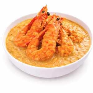 Un bol de GAMBAS ROYAL KORMA (300 g) présente un curry crémeux et des crevettes entières cuites, sur fond blanc.