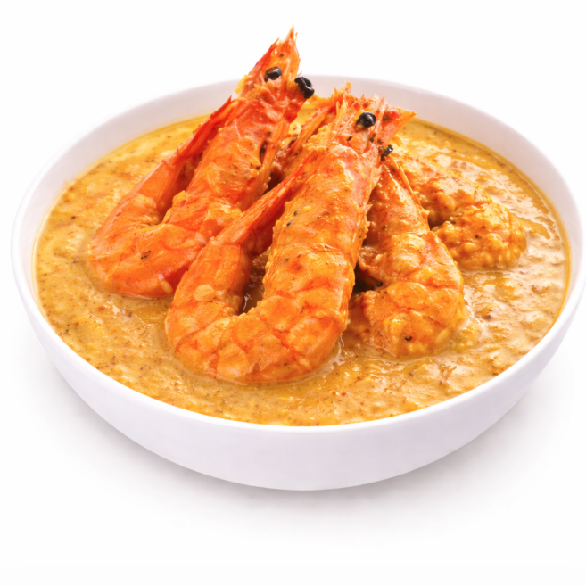 Un bol de GAMBAS ROYAL KORMA (300 g) présente un curry crémeux et des crevettes entières cuites, sur fond blanc.