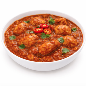 Un bol de POULET MADRAS (300 g) contient du poulet au curry dans une riche sauce rouge, garni de piments rouges émincés et de coriandre fraîche.