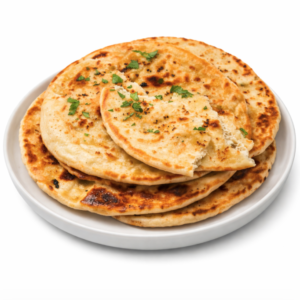 Une assiette blanche contient trois morceaux de NAN À L'AIL (Pièce), garnis d'herbes hachées. L'un d'eux est partiellement déchiré, laissant apparaître une garniture crémeuse à l'intérieur.