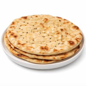 Une pile de pains naan NAN NATURE (Pièce) ronds et dorés, garnis de graines de sésame noir, est servie sur une assiette blanche sur fond blanc.