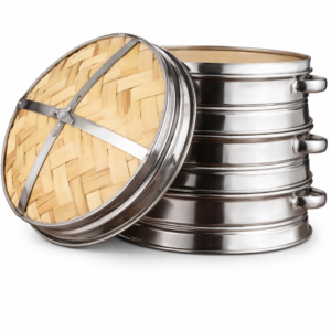 ÉLÉMENTS POUR L'ANIMATION D'UN STAND DE VAPEURS CHINOISES : une pile de cuiseurs à vapeur en acier inoxydable avec poignées et couvercle en bambou tressé, parfaits pour cuisiner ou cuire des aliments à la vapeur, représentés sur un fond blanc.