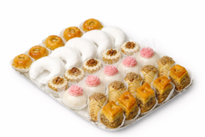 Le PLATEAU DE PATISSERIES ORIENTALES (10 pièces) présente un assortiment de pâtisseries du Moyen-Orient, comme des croissants poudrés, des bonbons aux noix et décorés de roses, des petits pains enrobés de noix et des baklavas, tous disposés avec art.