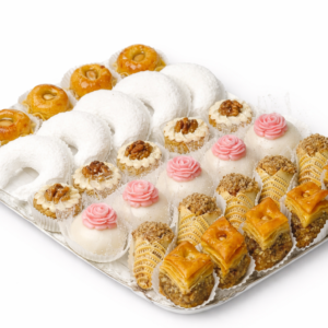 Le PLATEAU DE PATISSERIES ORIENTALES (10 pièces) présente un assortiment de pâtisseries du Moyen-Orient, comme des croissants poudrés, des bonbons aux noix et décorés de roses, des petits pains enrobés de noix et des baklavas, tous disposés avec art.