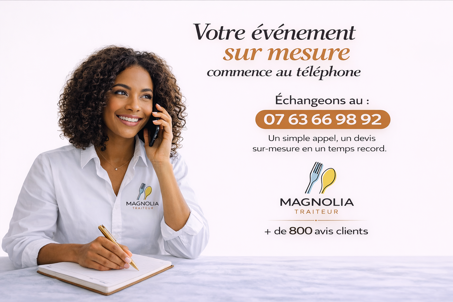 Une femme souriante, vêtue d'une chemise blanche Magnolia Traiteur, parle au téléphone et écrit dans un carnet. Le texte fait la promotion de services événementiels personnalisés avec un numéro de contact et met en avant plus de 800 avis de clients.