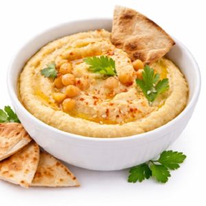 HOUMOUS (150g) : Houmous crémeux garni de pois chiches, de persil, de paprika et d'huile d'olive, servi avec des tranches de pain pita.