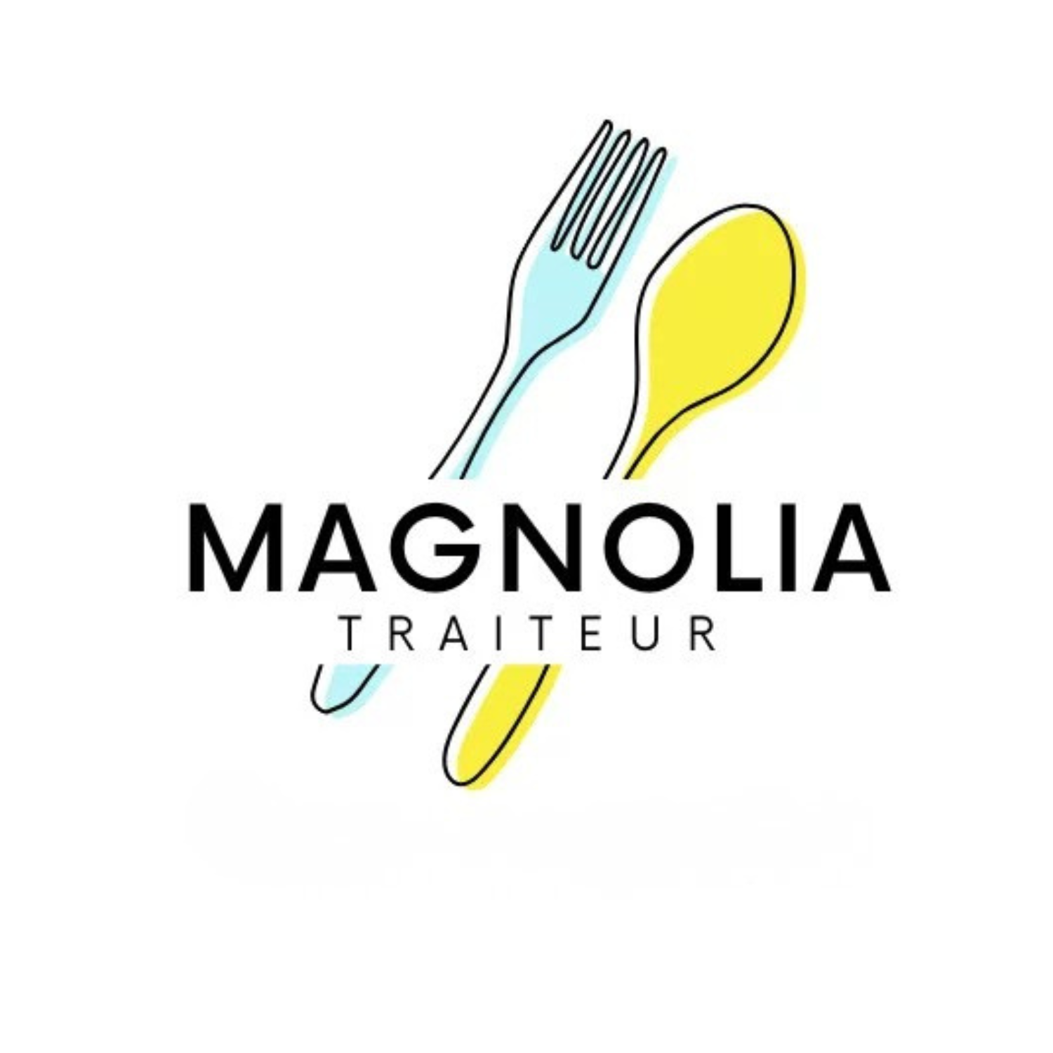 Logo pour Magnolia Traiteur représentant une fourchette bleue et une cuillère jaune croisées derrière le nom de l'entreprise, avec MAGNOLIA en lettres noires grasses et TRAITEUR en texte noir plus petit en dessous.