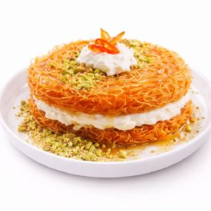Une assiette de CHEVEUX D'ANGE FINS OSMALIYÉ : deux couches de pâte croustillante et dorée, fourrée de crème, garnie de crème fouettée, de pistaches hachées et de sirop. Commande minimum : 5 pièces.