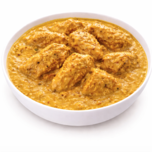 Un bol blanc de POULET ROYAL KORMA (300g) présentant des morceaux de poulet dans une sauce au curry jaune riche et crémeuse, sur fond blanc.