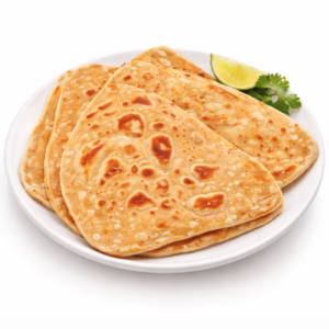 Une assiette blanche présentant plusieurs PARATHA (Pièce) pliées et servies avec une rondelle de citron vert et un brin de coriandre sur fond blanc.