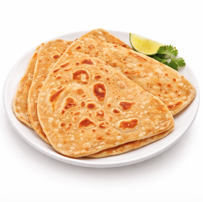 Une assiette blanche présentant plusieurs PARATHA (Pièce) pliées et servies avec une rondelle de citron vert et un brin de coriandre sur fond blanc.