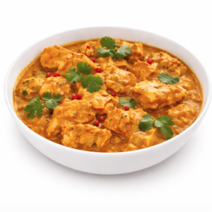 Un bol blanc de POULET AU CURRY (300g) garni de coriandre fraîche et de grains de poivre rouge, présenté sur fond blanc.