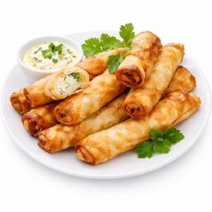 Une assiette de RIKAKAT AU FROMAGE (Entrée chaude - Min de commande 5 pièces - 80g/pièce), doré et croustillant, garni de persil frais et servi avec une sauce crémeuse. L'un d'entre eux est ouvert pour montrer la garniture au fromage.