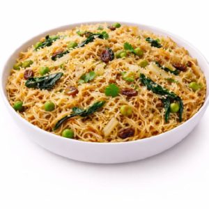 Un bol blanc de RIZ À L'ORIENTAL AUX VERMICELLES ET AUX PINS (min. 5 portions de 250 g) comprenant des vermicelles cuits, des pois verts, des feuilles de curry, des raisins secs, des herbes et des graines de sésame est présenté sur un fond blanc.