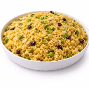 Une portion de RIZ À L'ORIENTAL : riz jaune avec pois verts, raisins secs et amandes, garni d'herbes fraîches. Commande minimum de 5 portions (250g chacune). Présenté sur fond blanc.
