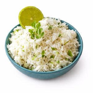 Un bol bleu de RIZ À L'ANETH (Accompagnement - Min de commande 5 parts 250g/La part), garni de coriandre et servi avec une tranche de citron vert sur le bord, se détache sur un fond blanc.