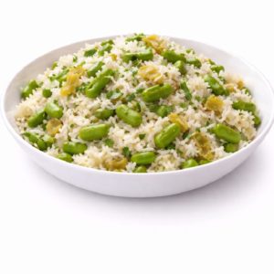 Un bol blanc de RIZ AUX FÈVES (Accompagnement - Min de commande 5 parts 250g/La part) avec du riz blanc cuit, des haricots verts et des herbes est posé sur un fond blanc uni.