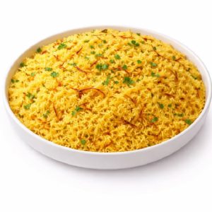 Un grand plat rond blanc de RIZ AU SAFRAN ET AUX RAISINS SECS (accompagnement, min de commande 5 parts 250g/la part) : riz jaune safrané aux raisins secs, garni d'herbes vertes et de brins de safran sur fond blanc.