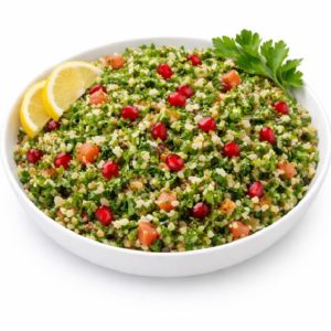 Un bol blanc de SALADE DE BOULGOUR (Entrée froide, 150g/pers, min 5 parts) avec salade de boulgour, persil, tomates, garni de tranches de citron et d'un brin de persil.