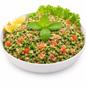 TABOULÉ (Entrée froide - Min de commande 5 parts - 240g/pers) : salade de persil, tomates, oignons et boulgour, garnie de menthe fraîche et laitue, servie avec des quartiers de citron.