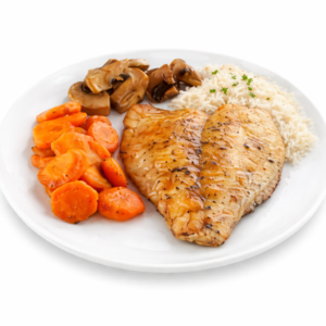 Une assiette blanche de DARNE DE DORADE (300g commande minimum 5) servie avec du riz blanc à la vapeur garni de persil, de champignons sautés et de carottes cuites coupées en rondelles.