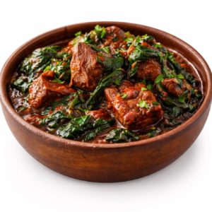 Un bol en bois rempli d'AGNEAU SAAG (300 g), composé de tendres morceaux d'agneau et d'épinards flétris dans une savoureuse sauce sombre, garnie d'herbes fraîches hachées.