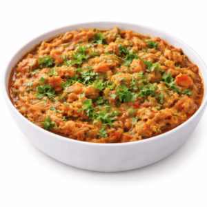 Un bol de BAIGAN BHARTHA (250 g) présente des légumes mélangés dans un curry épais et épicé, garni de coriandre fraîche hachée.