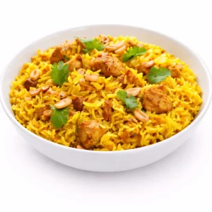 Une portion de 300 g de BIRIYANI AU POULET, composé de riz jaune, de morceaux de poulet, de feuilles de coriandre et de cacahuètes, présenté dans un bol blanc sur un fond blanc uni.