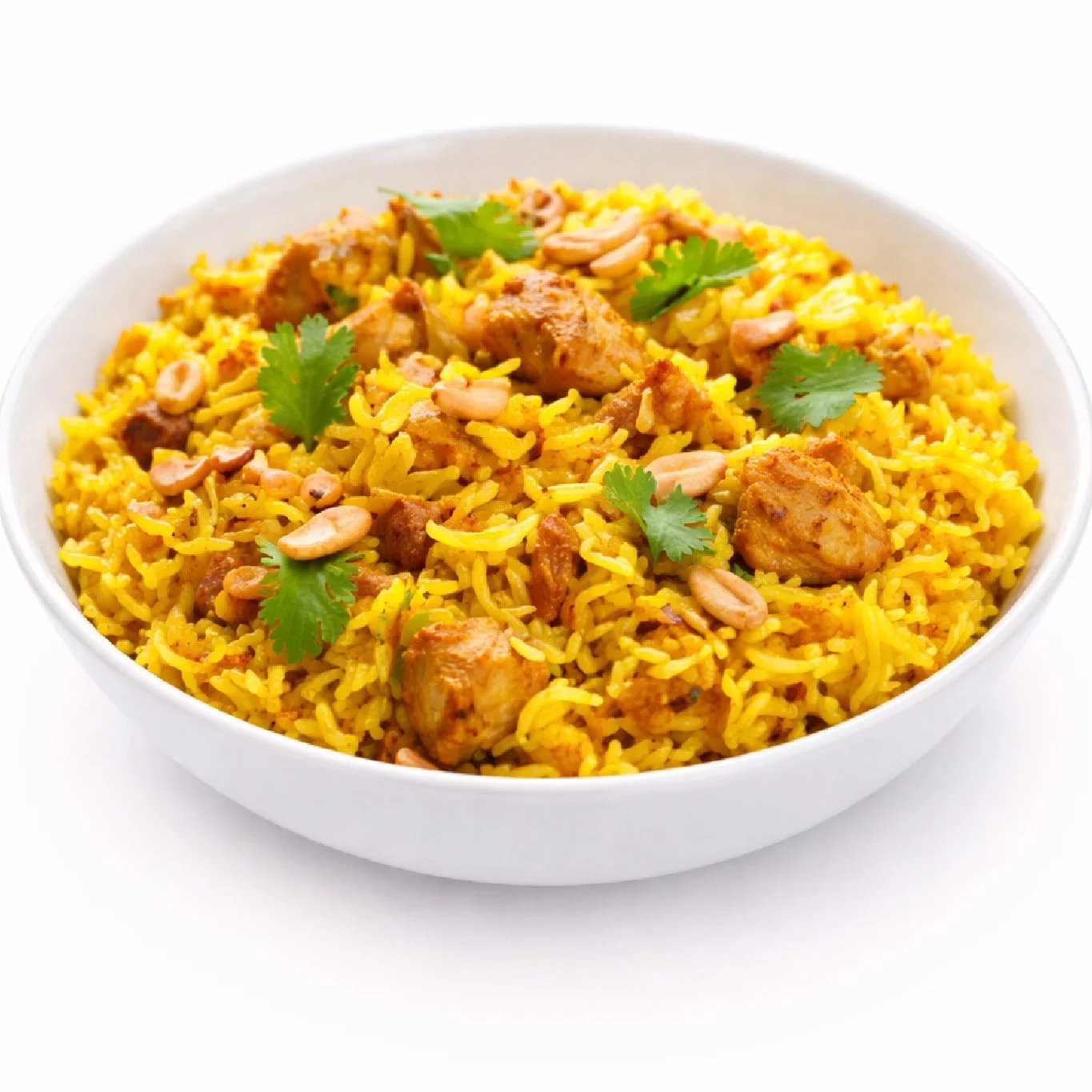 Une portion de 300 g de BIRIYANI AU POULET, composé de riz jaune, de morceaux de poulet, de feuilles de coriandre et de cacahuètes, présenté dans un bol blanc sur un fond blanc uni.