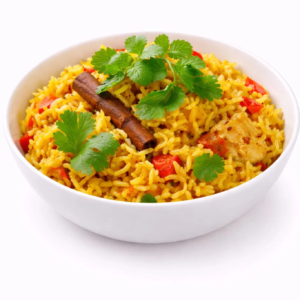 Un bol de BIRIYANI AUX LÉGUMES (300 g) composé de riz jaune épicé, de poivron rouge, de morceaux de paneer ou de tofu, garni de coriandre fraîche et d'un bâton de cannelle.