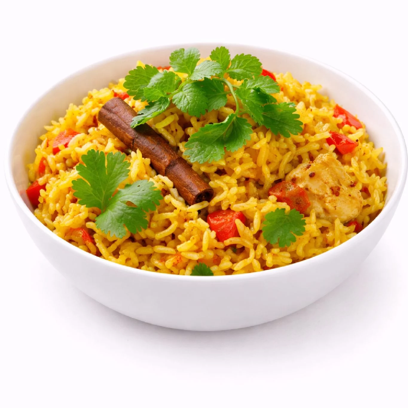 Un bol de BIRIYANI AUX LÉGUMES (300 g) composé de riz jaune épicé, de poivron rouge, de morceaux de paneer ou de tofu, garni de coriandre fraîche et d'un bâton de cannelle.