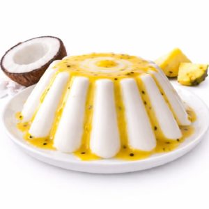 BLANC MANGER COCO (Gâteau de 10 parts), un dessert à base de gelée blanche et de sauce au fruit de la passion jaune, est servi sur une assiette blanche, avec des noix de coco coupées en deux et des tranches d'ananas en arrière-plan.