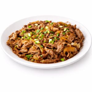 Une portion de BOEUF AUX OIGNONS (250g/pers) comprend du bœuf et des oignons sautés, garnis d'oignons verts hachés, présentés dans une assiette blanche.