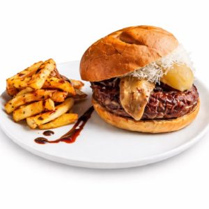 BURGER AU BOEUF ET AU FOIE GRAS 450g : Hamburger gourmet avec fromage, sauce et oignons sur un petit pain, servi avec des frites assaisonnées et une sauce supplémentaire.