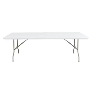 La TABLE TRAITEUR RECTANGULAIRE 2 m x 0,60 cm est une table pliante rectangulaire blanche avec des pieds en métal, présentée ouverte et droite sur un fond blanc uni. Une couture centrale marque l'endroit où la table se plie.