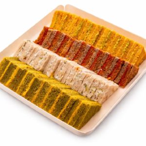 Le PLATEAU DE 80 MINI CLUB SANDWICHS est un plateau rectangulaire présentant des mini clubs sandwichs soigneusement disposés sur quatre rangées colorées - jaune, orange, blanc et vert - avec des pains et des garnitures assortis.