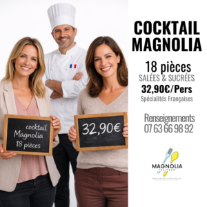 Trois personnes souriantes, deux femmes tenant des tableaux avec "PETIT COCKTAIL MAGNOLIA (18 pièces salées et sucrées)" et un chef à côté d'elles, se tiennent sur un fond blanc. Le texte annonce une carte de cocktails français et des informations de contact.