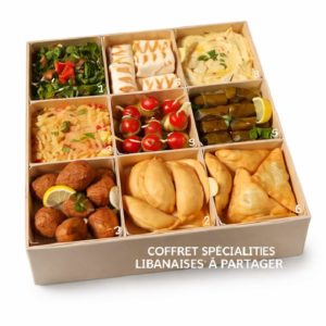 COFFRET LIBANAIS (pour 8/10 Pers) : une boîte à neuf compartiments contenant un assortiment de spécialités libanaises telles que taboulé, houmous, feuilles de vigne, falafel, petits pains au fromage, sambousek, tomates cerises à la mozzarella et pâtisseries.