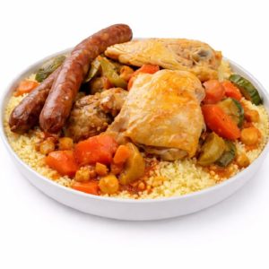 COUSCOUS 3 VIANDES : Couscous servi avec du poulet, des saucisses, des pois chiches, des carottes, des courgettes et une sauce savoureuse.