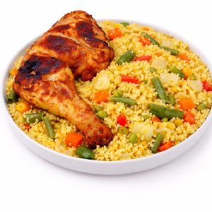 COUSCOUS CUISSE DE POULET ET BOULETTES DE POULET : couscous avec des légumes comme des carottes, des haricots verts, des petits pois et du maïs, garni d'une cuisse de poulet grillée et de boulettes de viande de poulet.