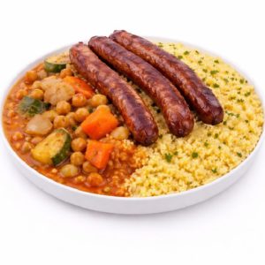 COUSCOUS MERGUEZ : Trois saucisses grillées sur du couscous jaune, accompagnées d'un ragoût de légumes composé de carottes, de pois chiches, de courgettes et de pommes de terre dans une sauce tomate.
