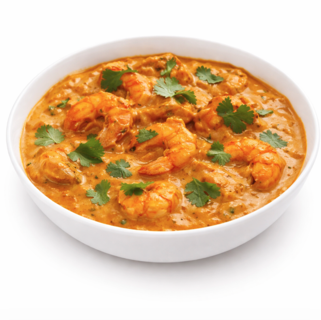 Un bol blanc de CREVETTES MADRAS (300g) présente un curry de crevettes orange crémeux, garni de feuilles de coriandre fraîches, sur fond blanc.